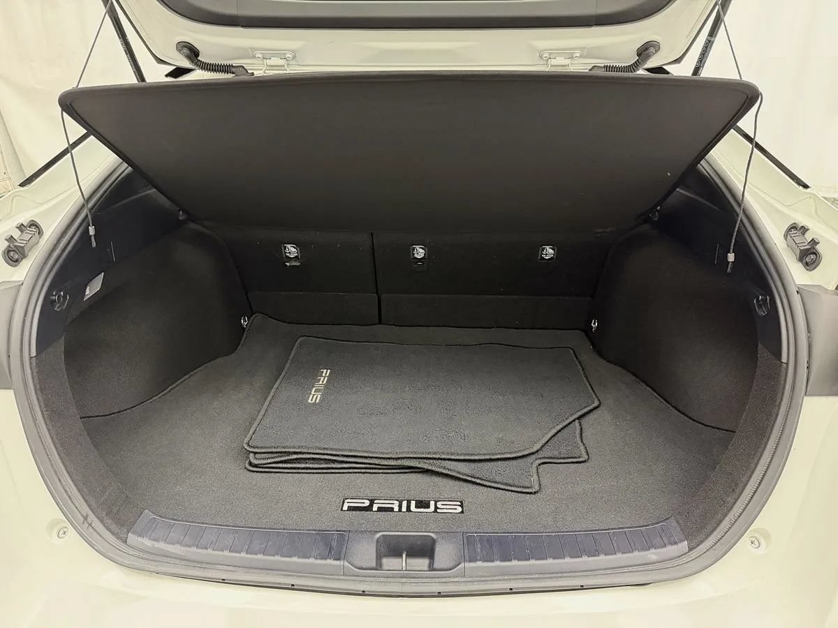 Used 2018 Toyota Prius Three Touring w/ Appearance Package FWD image 26