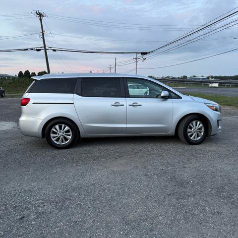 Used 2017 Kia Sedona LX w/ LX Essentials Premium Package FWD image 9