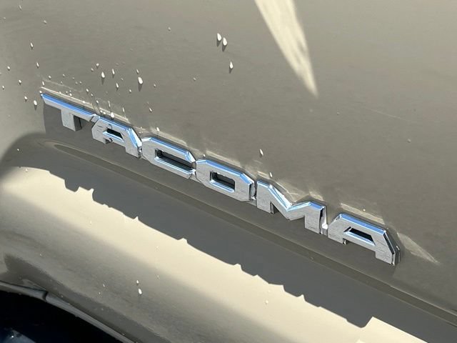 Used 2018 Toyota Tacoma TRD Off-Road w/ Technology Package AWD/4WD image 18