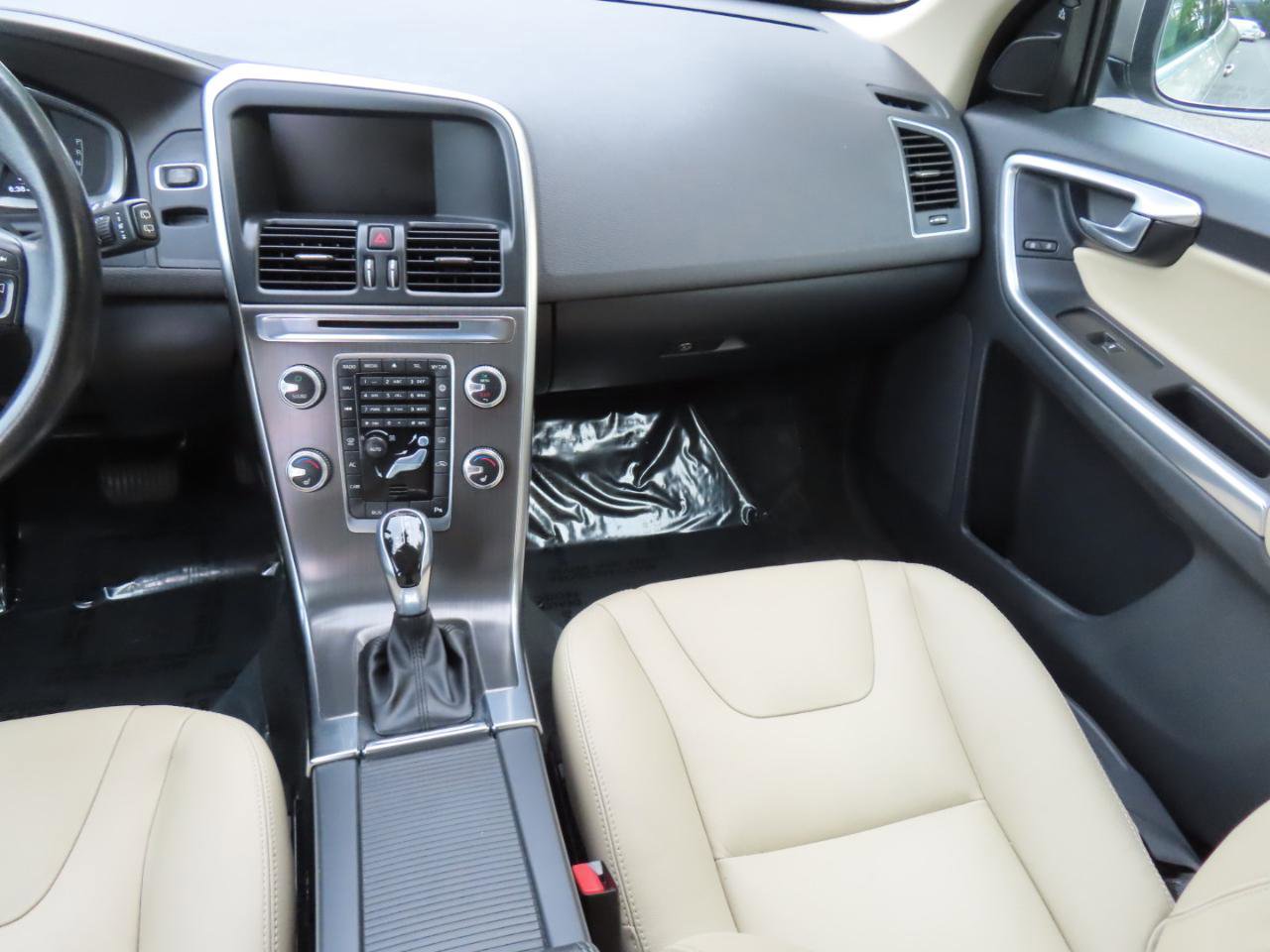 Used 2016 Volvo XC60 T6 w/ Proximity Package AWD/4WD image 21