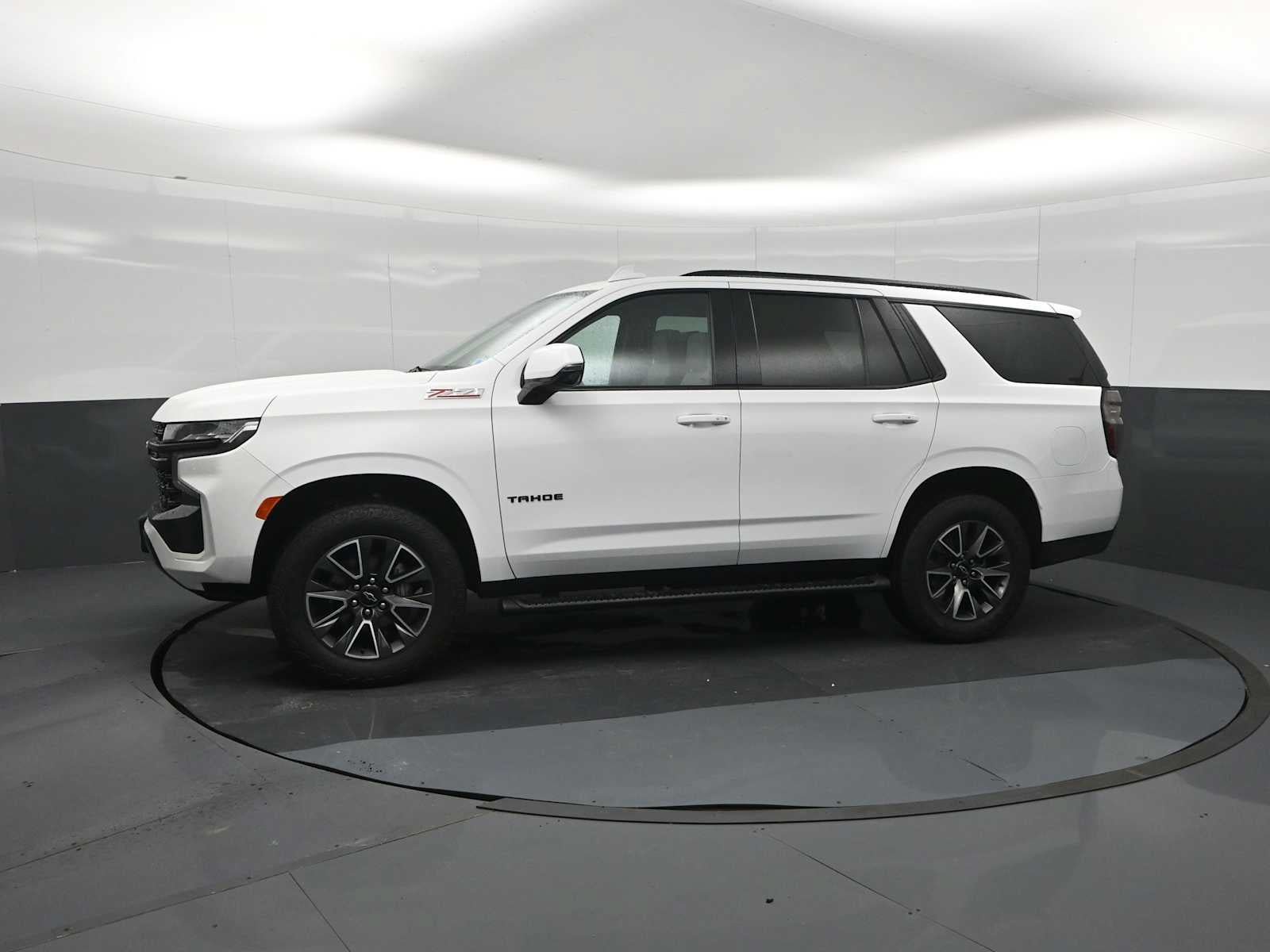 Used 2023 Chevrolet Tahoe Z71 w/ Luxury Package AWD/4WD image 4