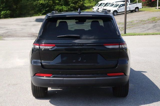 Used 2024 Jeep Grand Cherokee Altitude AWD/4WD image 3