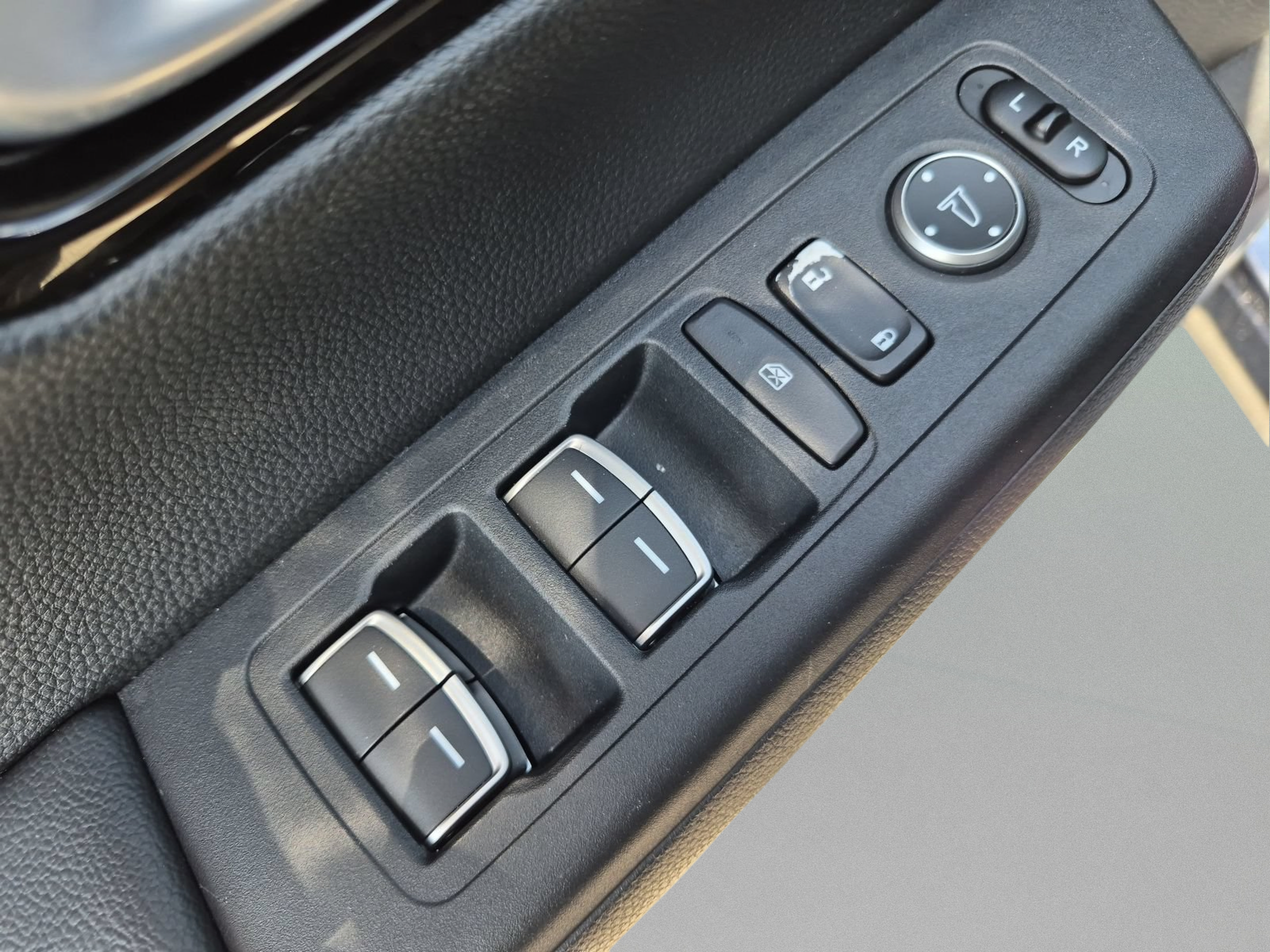 Used 2025 Honda CR-V EX-L image 16