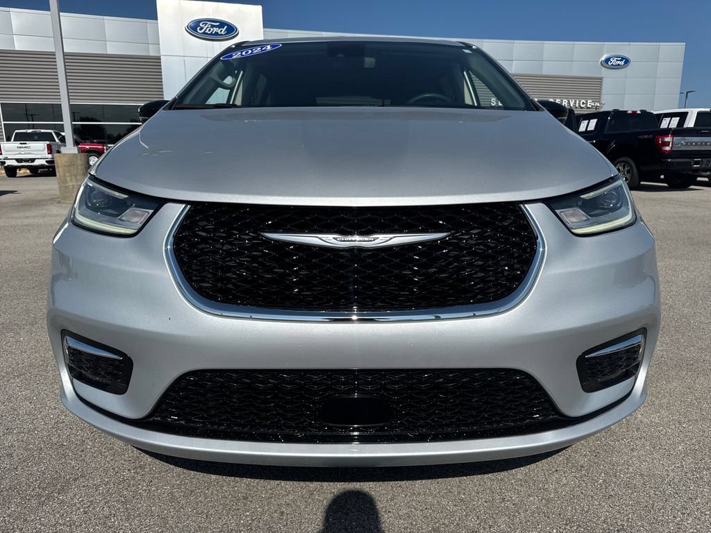 Used 2024 Chrysler Pacifica Touring-L FWD image 9