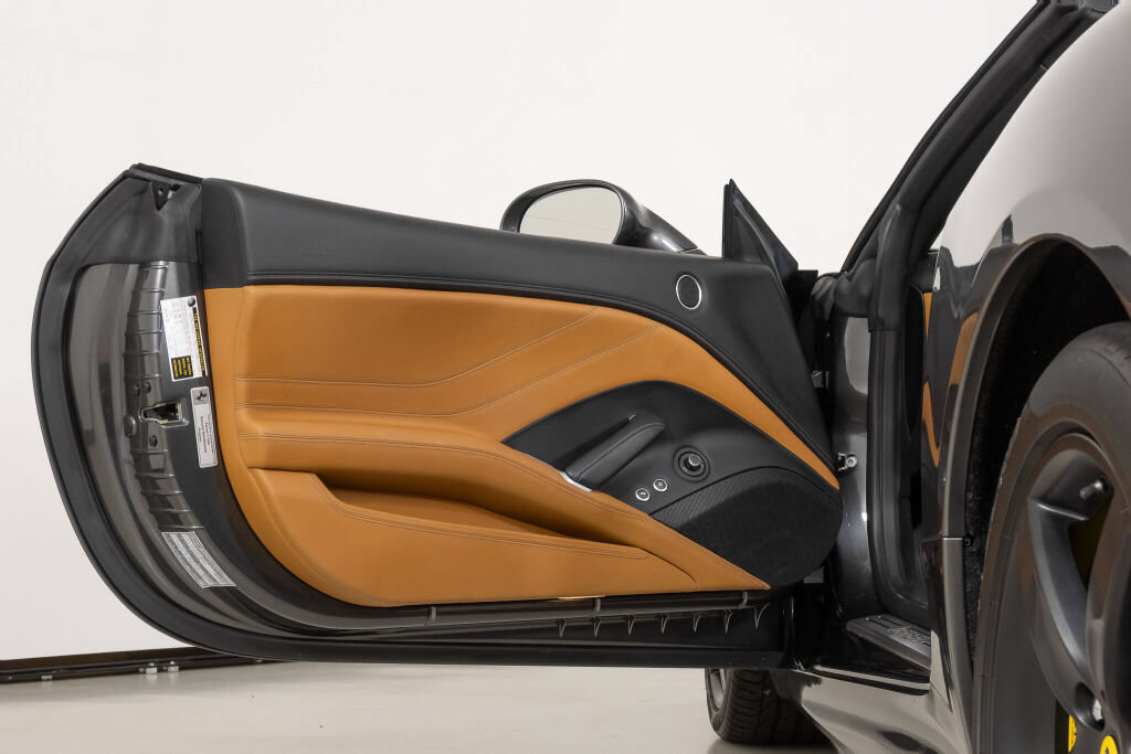 Used 2016 Ferrari California T RWD image 32