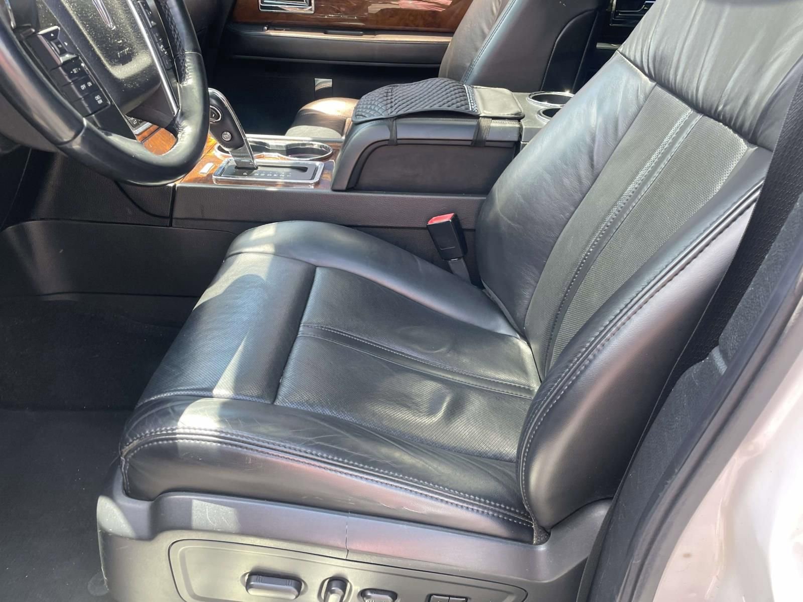 Used 2015 Lincoln Navigator 4WD image 13