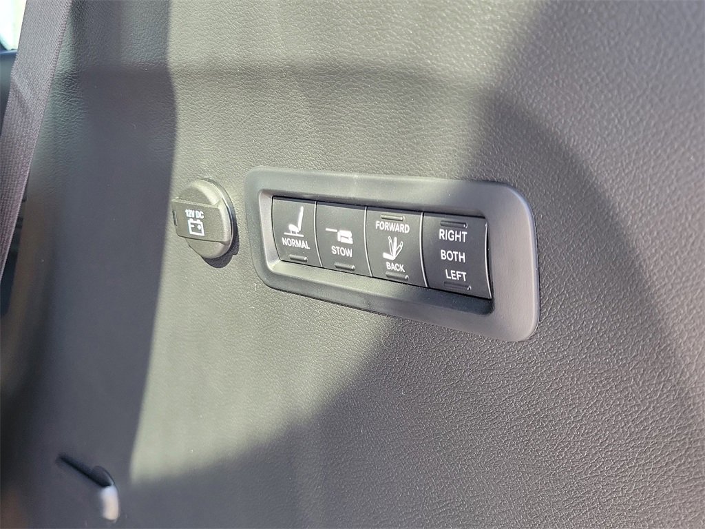 New 2026 Chrysler Pacifica Pinnacle image 10