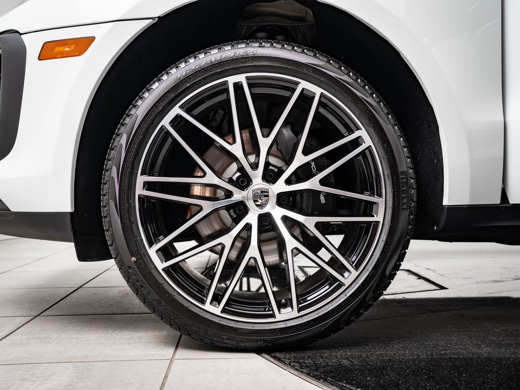 Certified 2025 Porsche Macan image 12