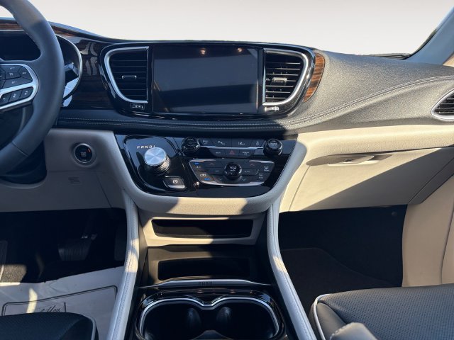 Used 2023 Chrysler Pacifica Limited FWD image 11