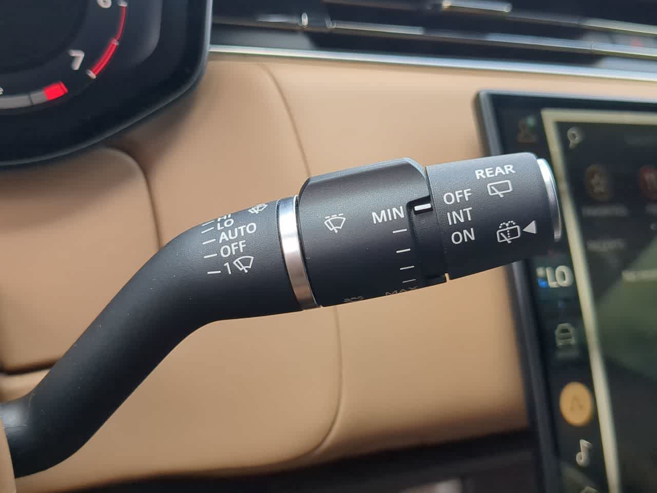 Certified 2025 Land Rover Range Rover SE AWD/4WD image 27