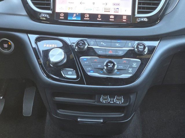 Used 2025 Chrysler Pacifica Select image 17