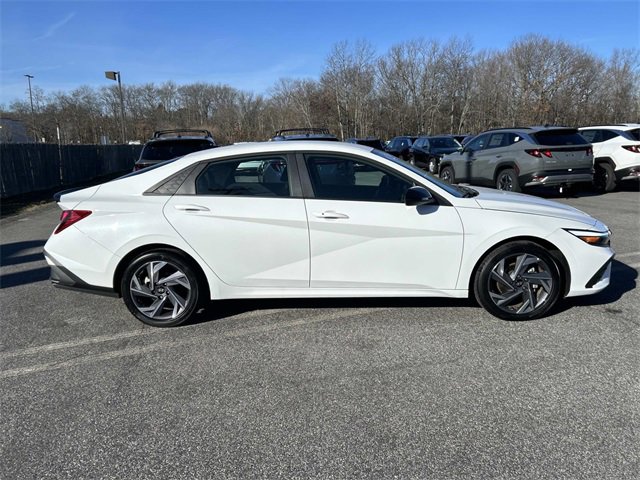 Used 2025 Hyundai Elantra Sport image 2
