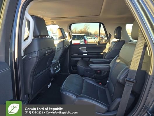 Used 2025 Ford Expedition Platinum image 9