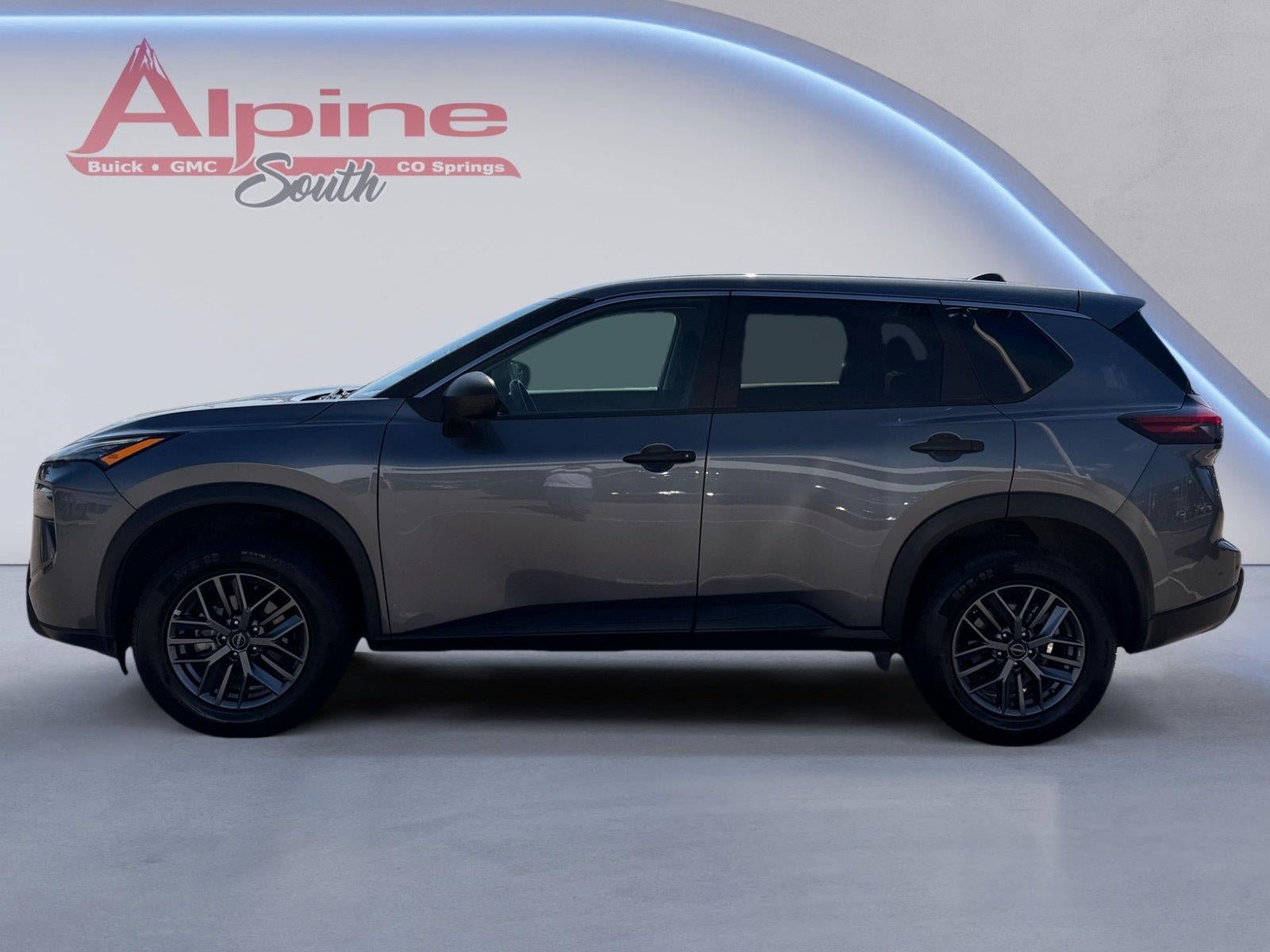 Used 2024 Nissan Rogue S AWD/4WD image 2