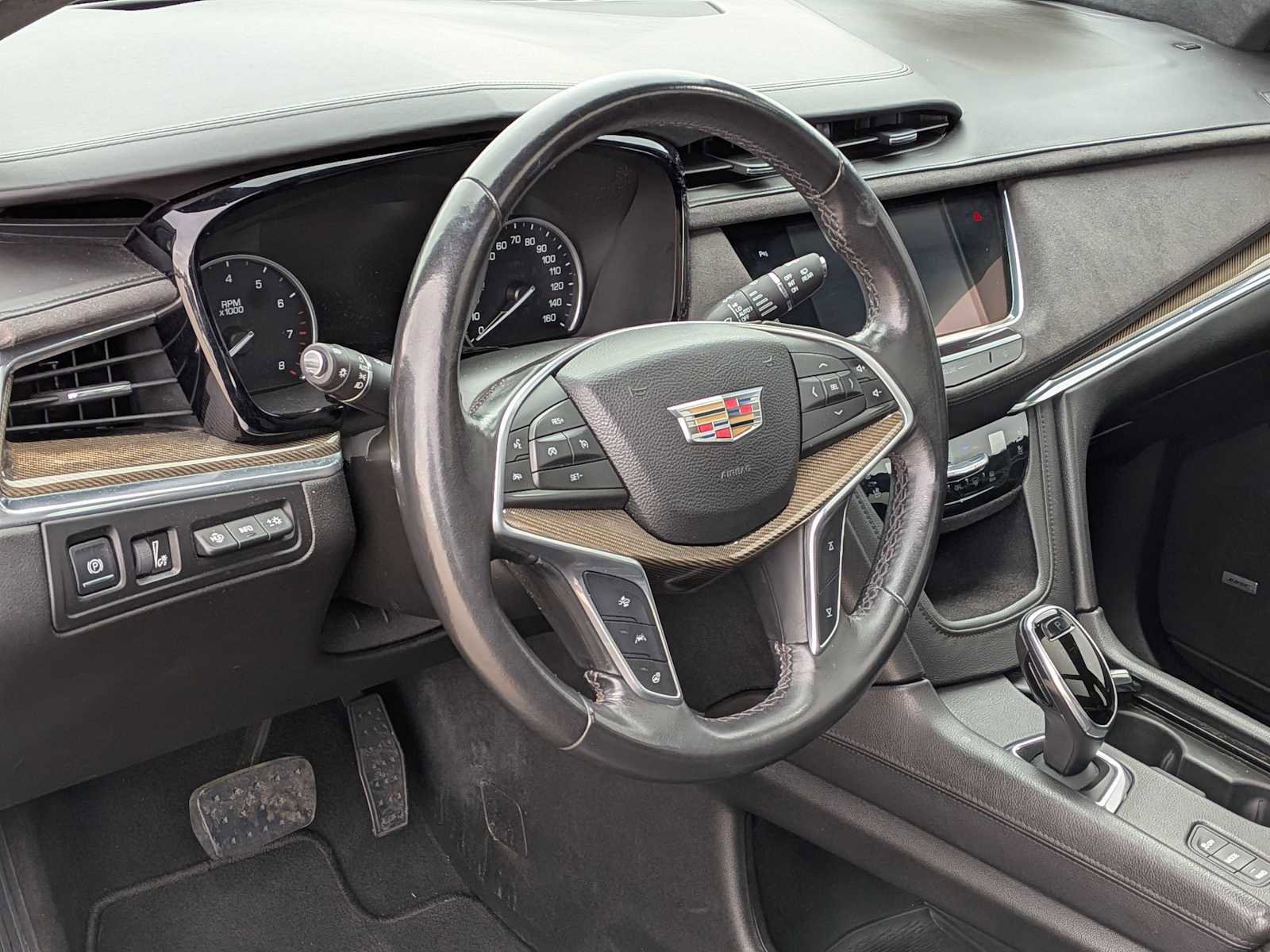 Used 2017 Cadillac XT5 Platinum image 2