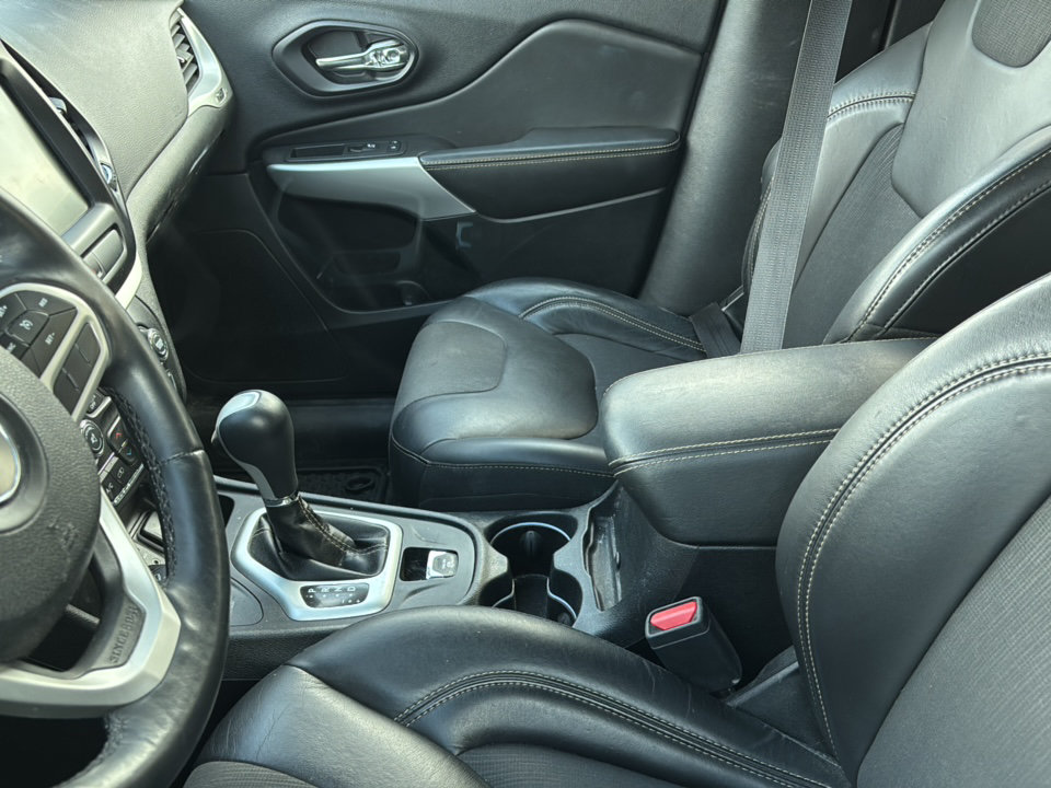 Used 2018 Jeep Cherokee Latitude Plus w/ Comfort/Convenience Group AWD/4WD image 2