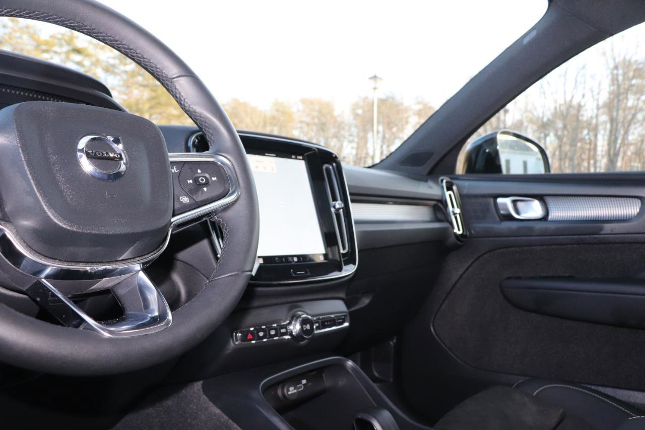 Used 2022 Volvo XC40 P8 Recharge Plus image 17