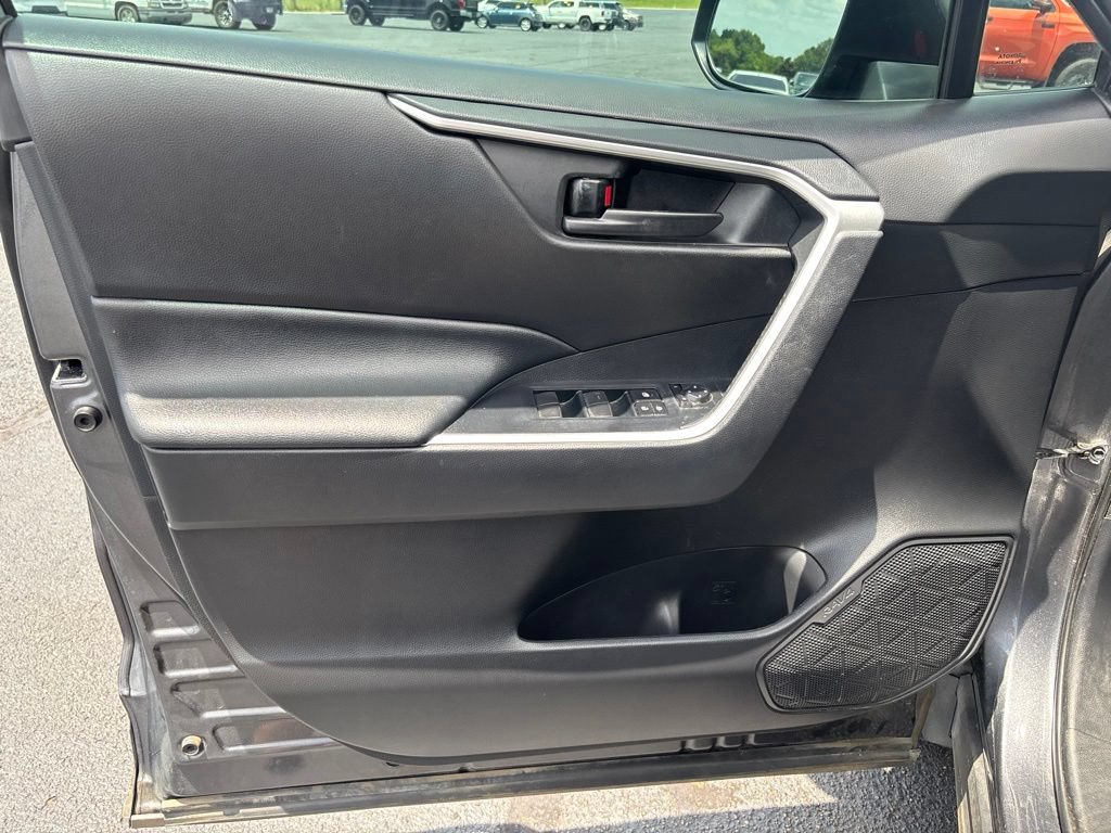 Used 2021 Toyota RAV4 LE FWD image 6