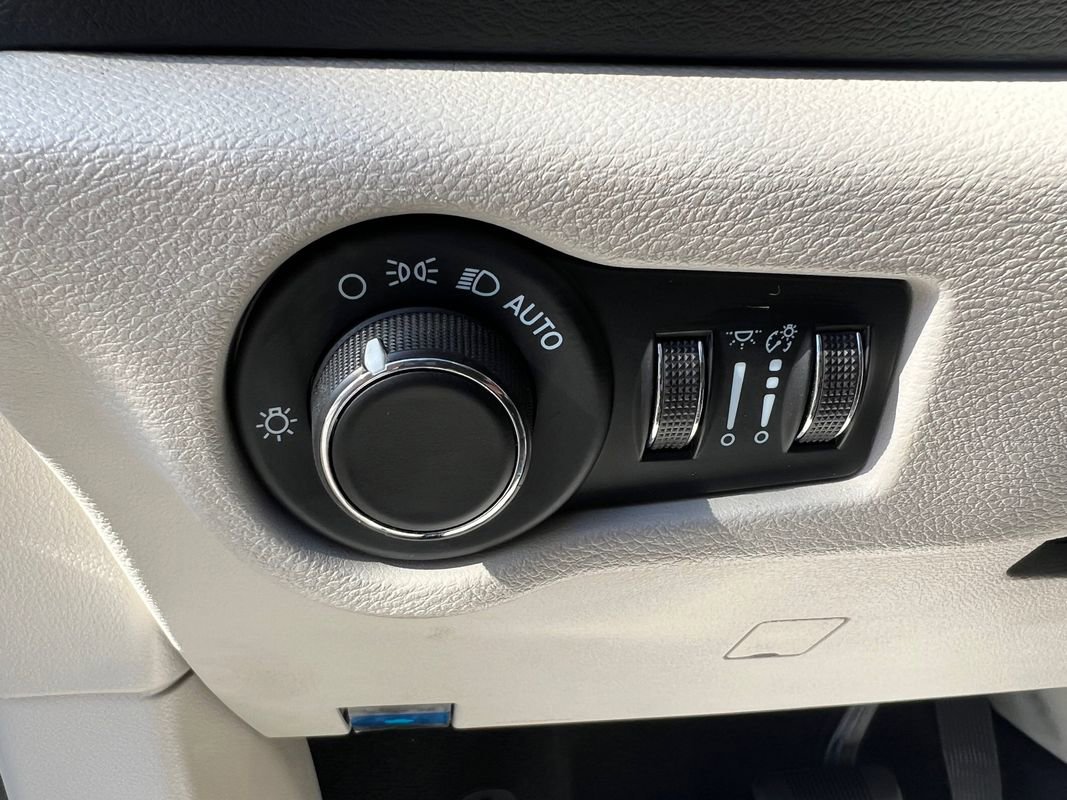 Used 2022 Chrysler Voyager LX image 16