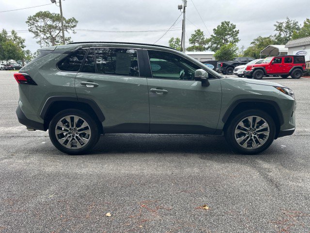 Used 2022 Toyota RAV4 XLE Premium image 6