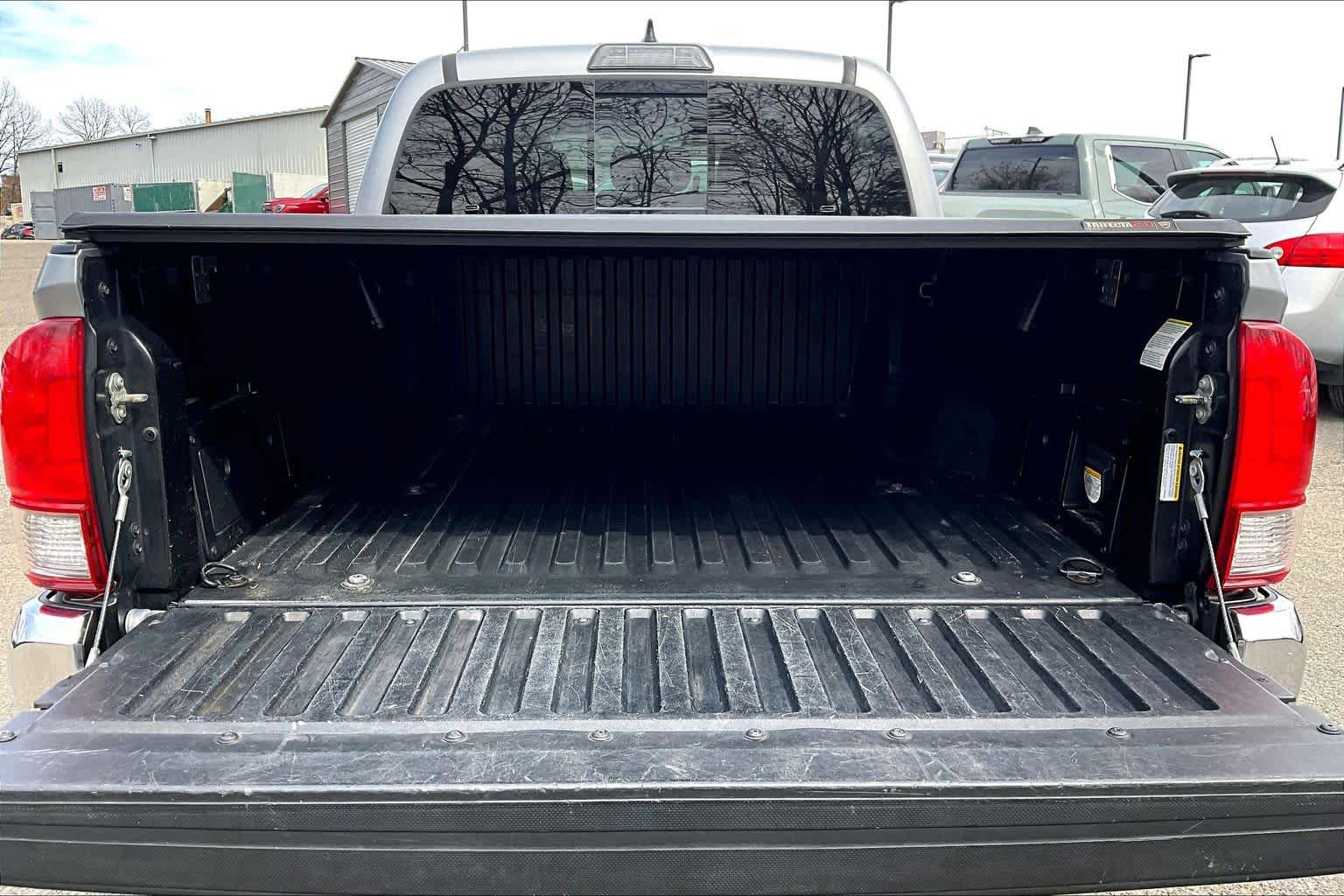 Certified 2017 Toyota Tacoma TRD Off-Road w/ Tow Package (A/T) AWD/4WD image 30
