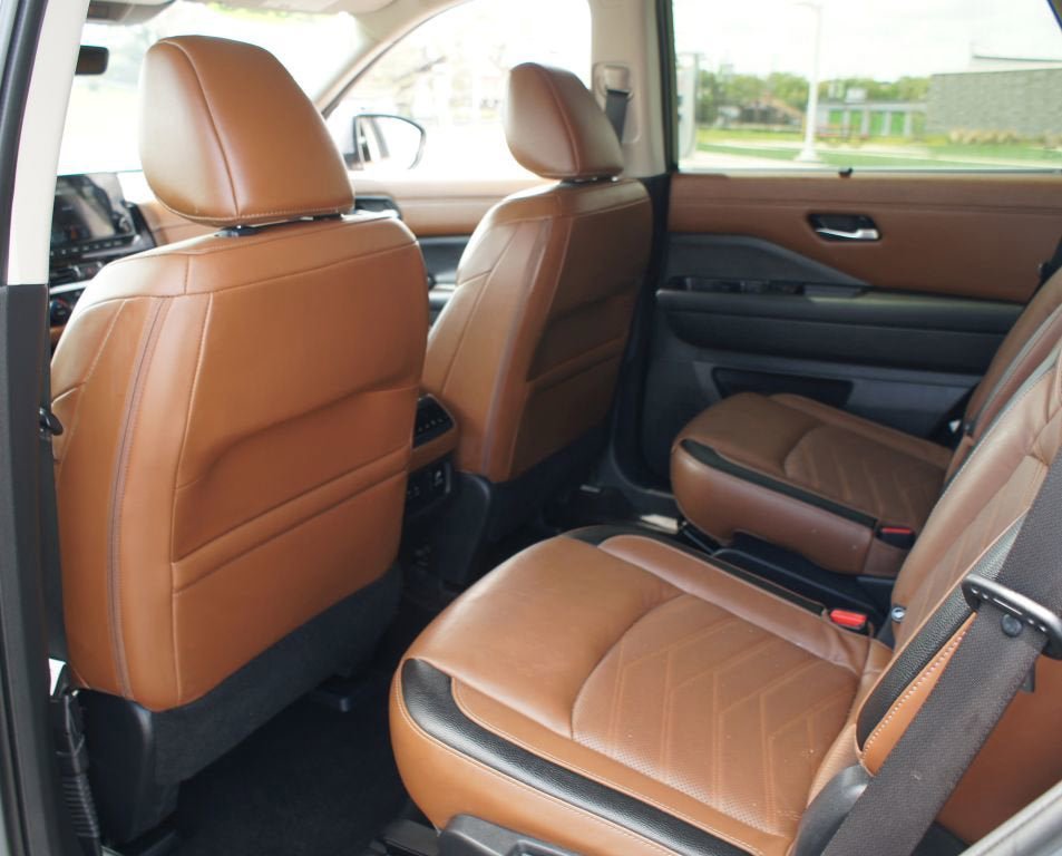 Used 2023 Nissan Pathfinder Platinum w/ Lighting Package (N93) FWD image 16