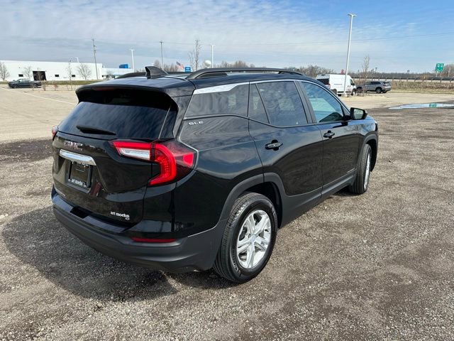 Used 2023 GMC Terrain SLE w/ Driver Convenience Package image 3
