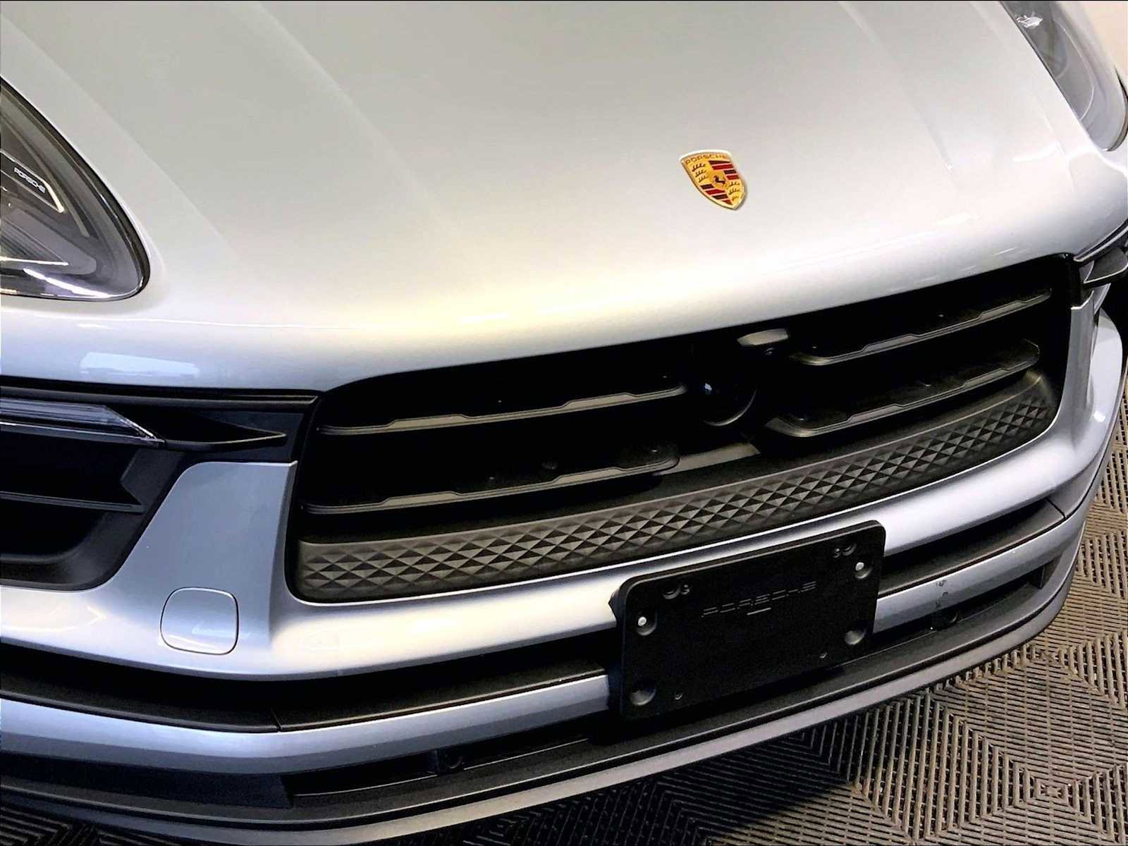 Certified 2025 Porsche Macan image 34