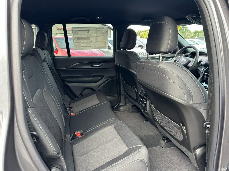 New 2025 Jeep Grand Cherokee Laredo image 4