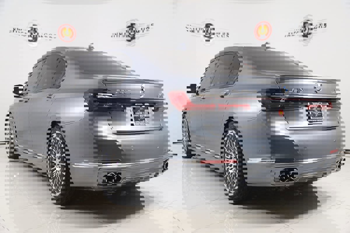Used 2022 BMW ALPINA B7 xDrive w/ Luxury Rear Seating Package image 4