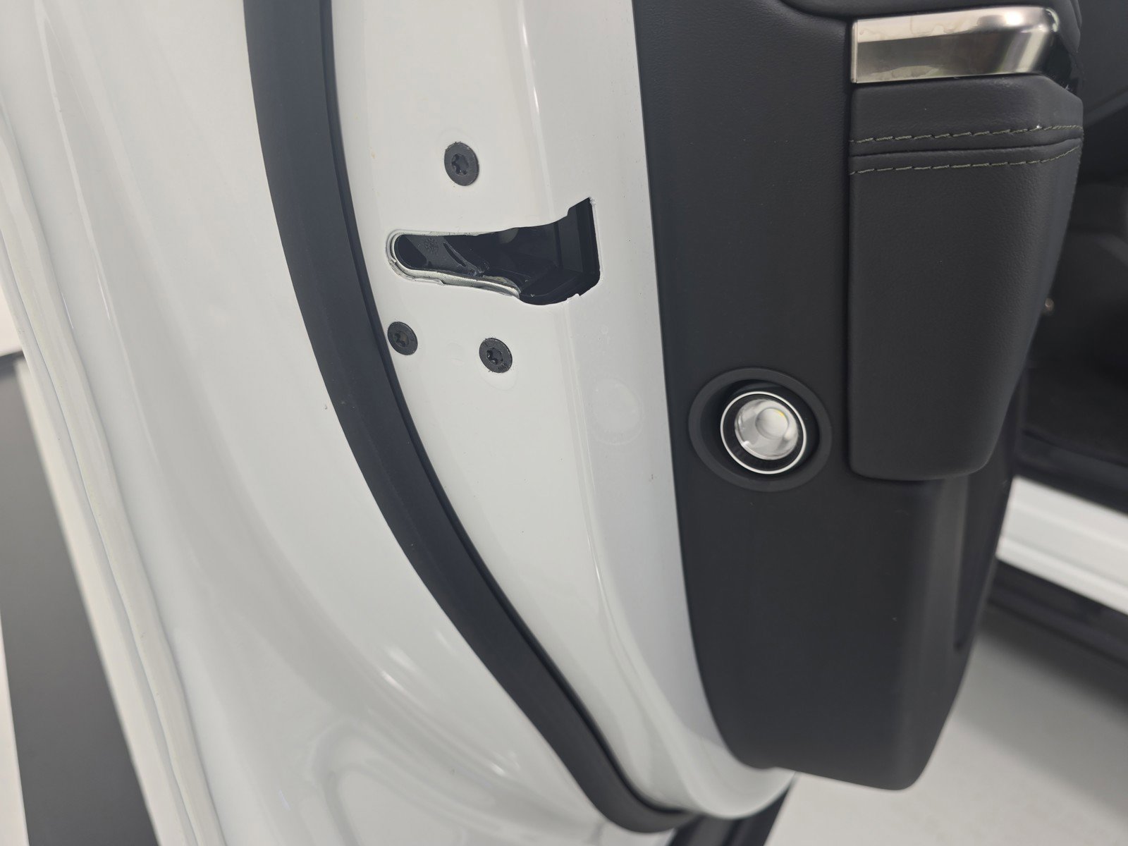 Used 2024 Rivian R1S Adventure image 32