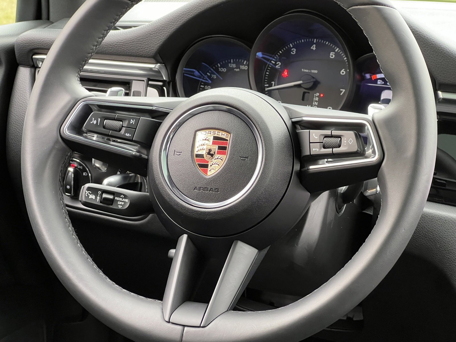 Certified 2025 Porsche Macan image 23