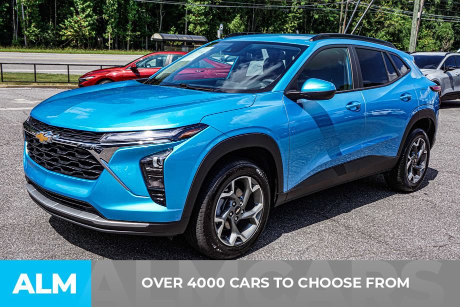 Used 2025 Chevrolet Trax LT FWD image 2