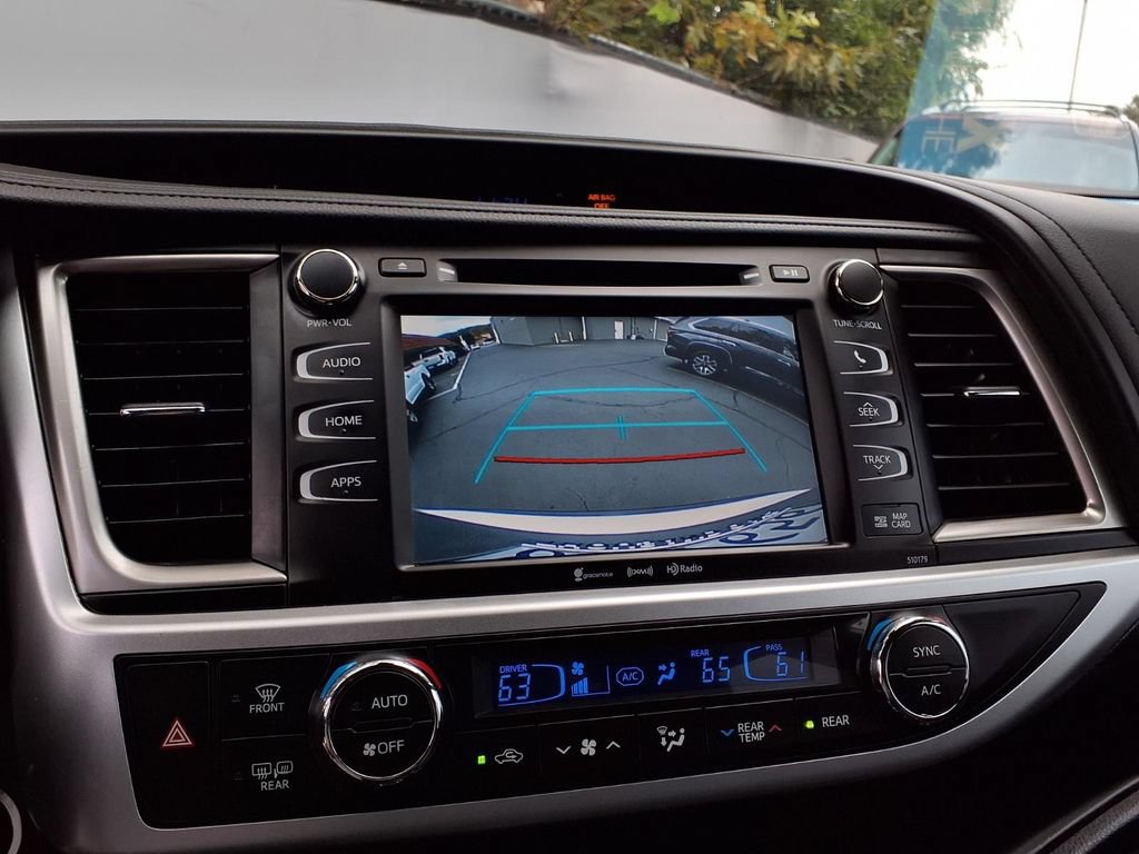 Certified 2018 Toyota Highlander SE FWD image 11
