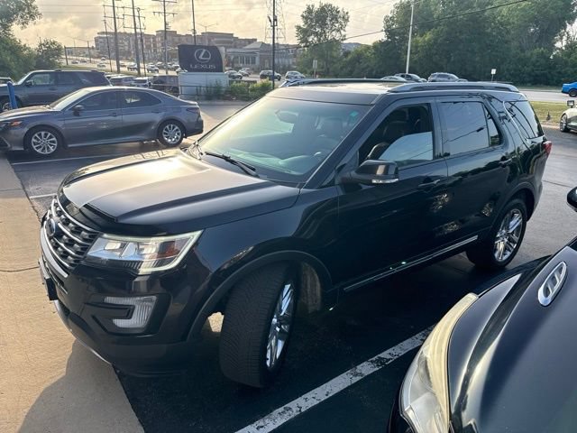 Used 2017 Ford Explorer XLT w/ Equipment Group 202A AWD/4WD image 2
