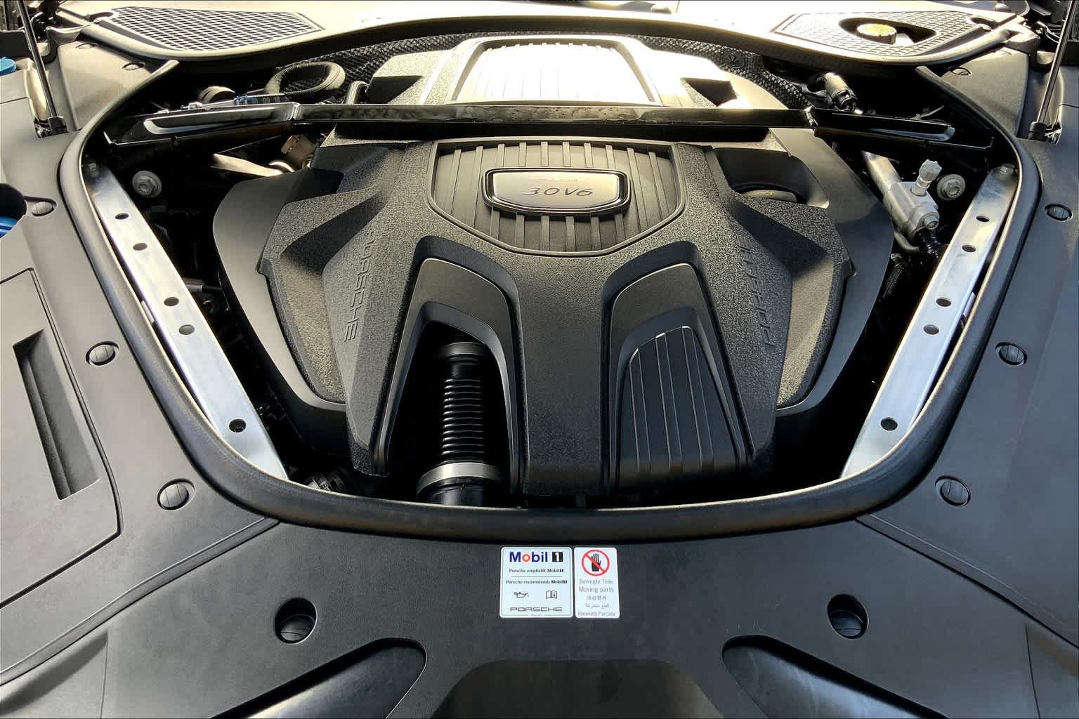 Used 2018 Porsche Panamera RWD image 32