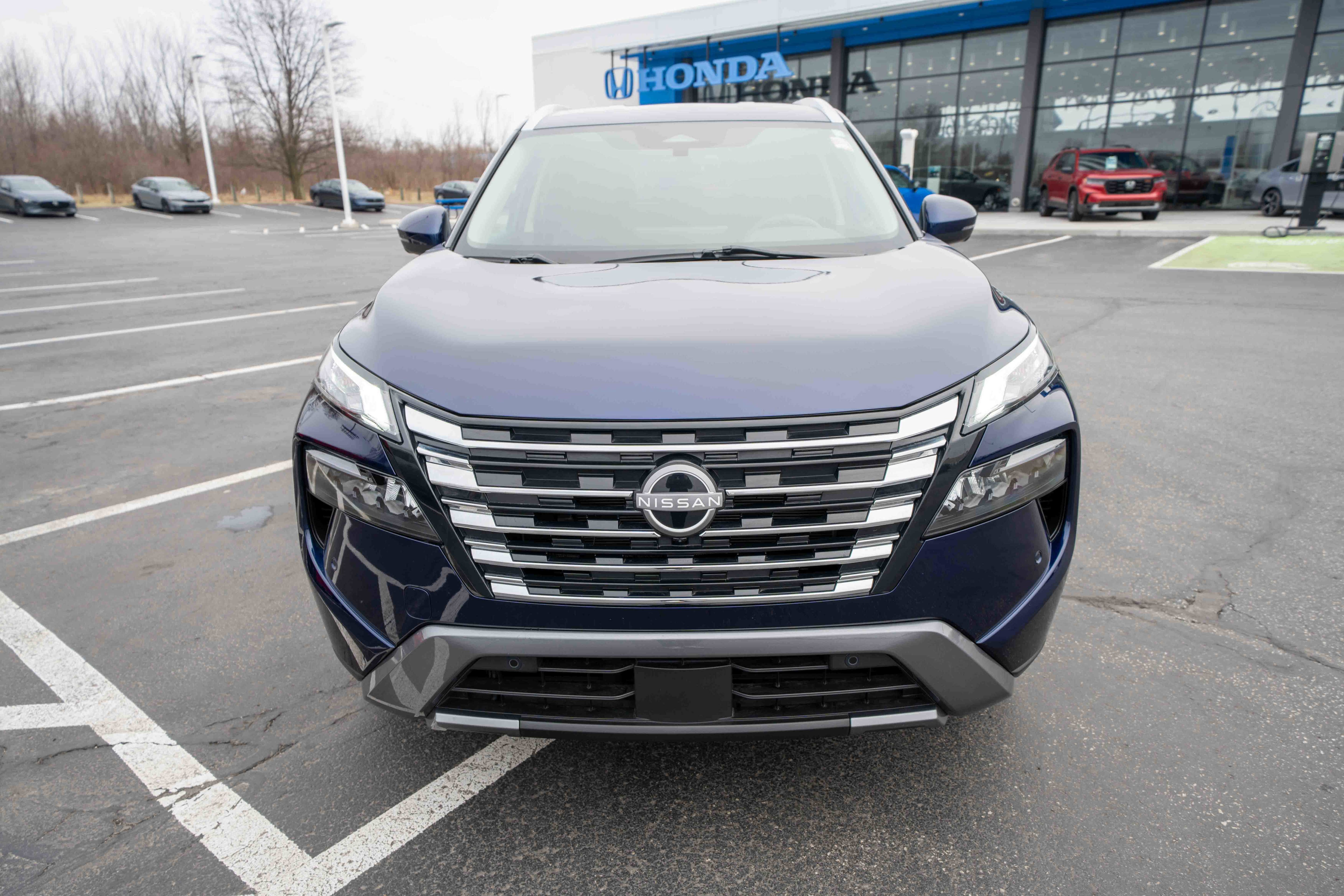 Used 2024 Nissan Rogue SL image 2