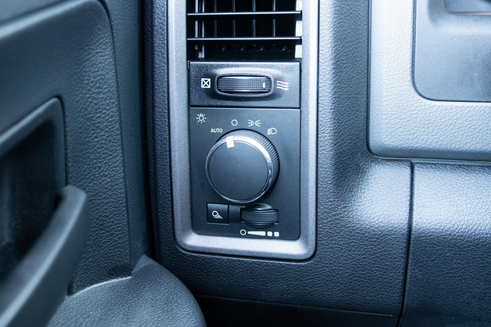 Used 2017 RAM 1500 Tradesman w/ Chrome Appearance Group image 9