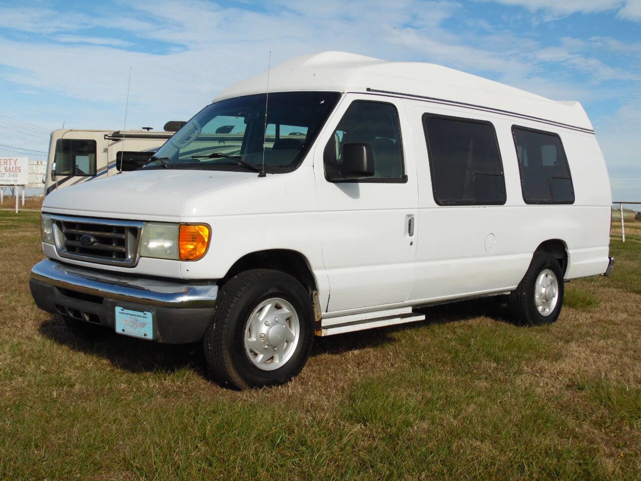 Used 2004 Ford E-250 and Econoline 250 Extended image 1