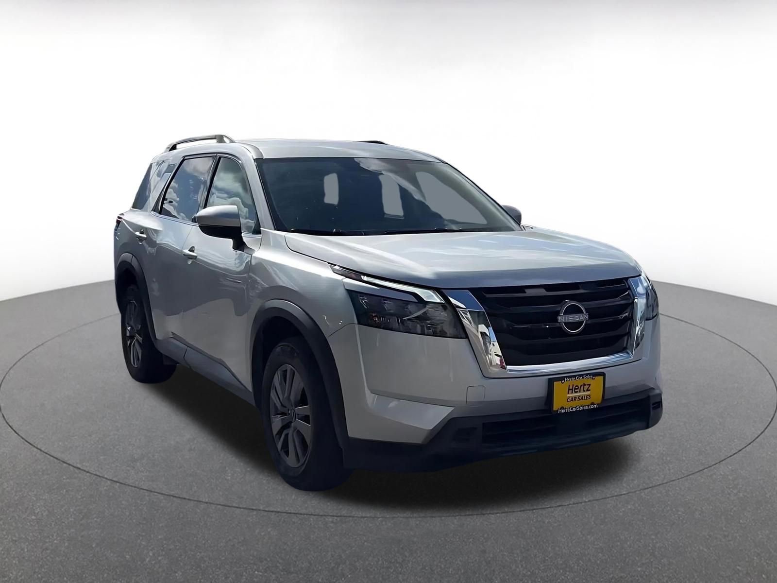 Used 2025 Nissan Pathfinder SV image 3