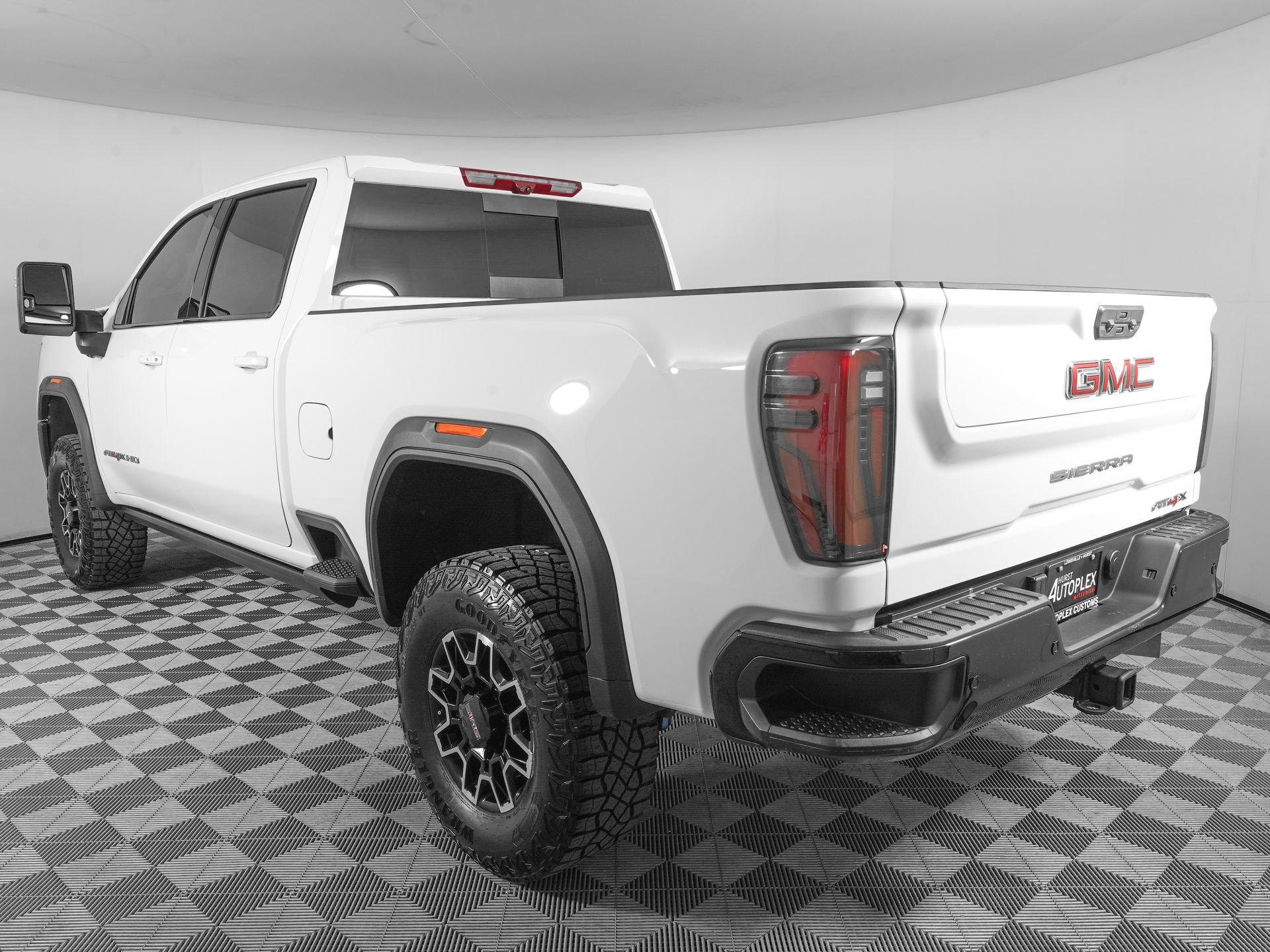 Used 2025 GMC Sierra 2500 AT4X AWD/4WD image 8