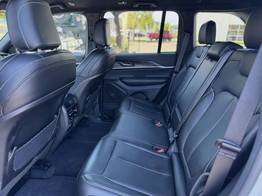 Used 2025 Jeep Grand Cherokee Limited w/ Black Appearance Package AWD/4WD image 18
