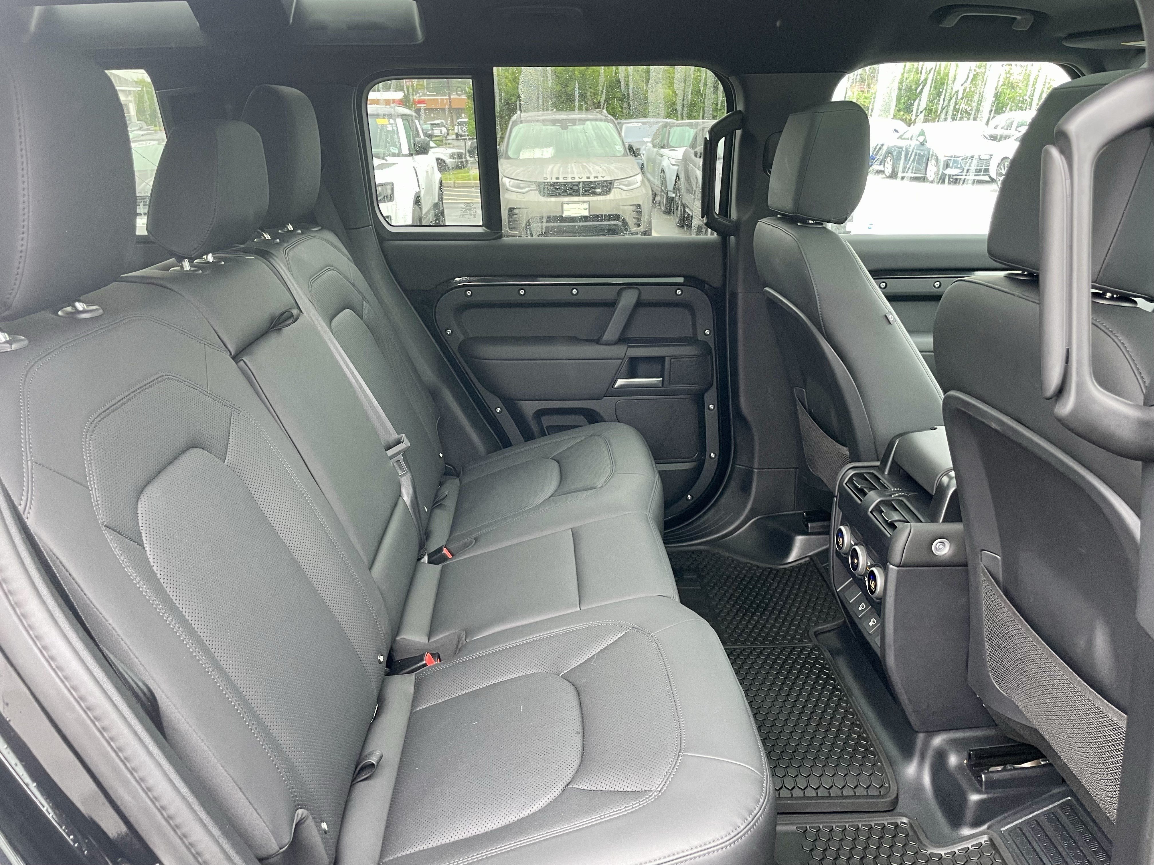 Certified 2025 Land Rover Defender 110 X-Dynamic SE AWD/4WD image 31