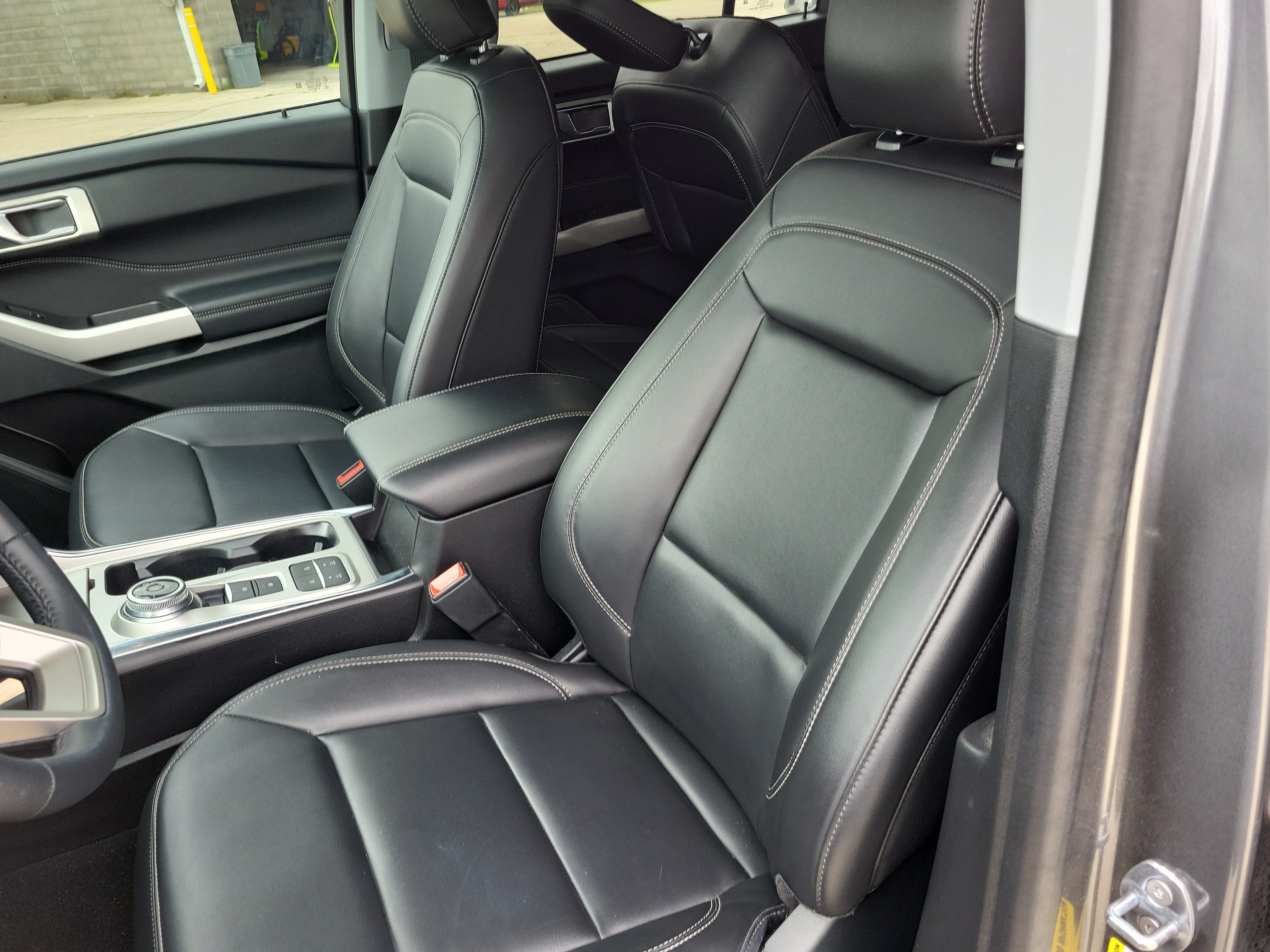 Used 2024 Ford Explorer XLT w/ Equipment Group 202A RWD image 16