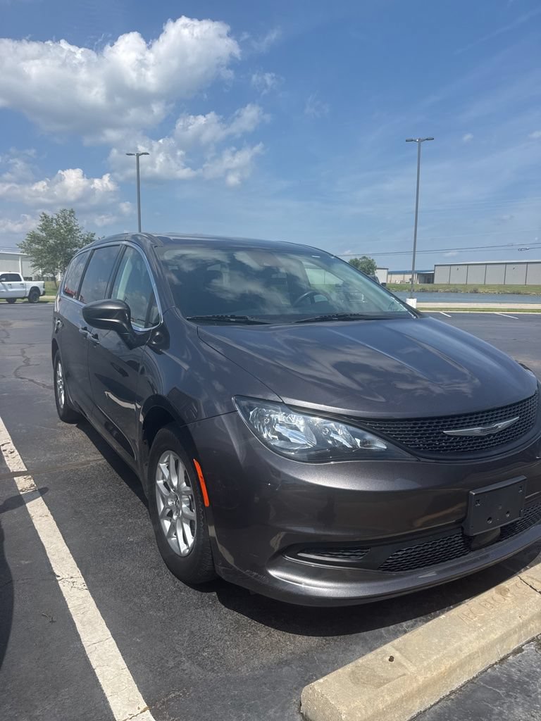 Used 2023 Chrysler Voyager LX FWD image 3