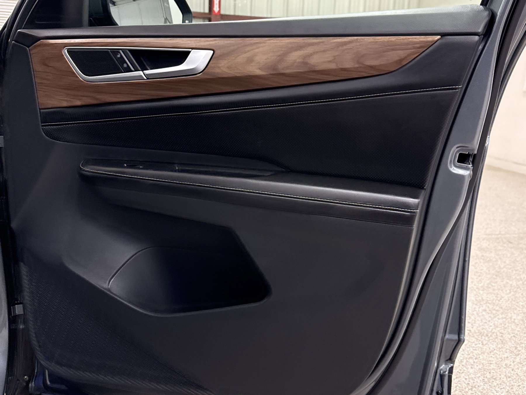 Used 2024 Volkswagen Atlas SE w/ Black Wheel Package image 23