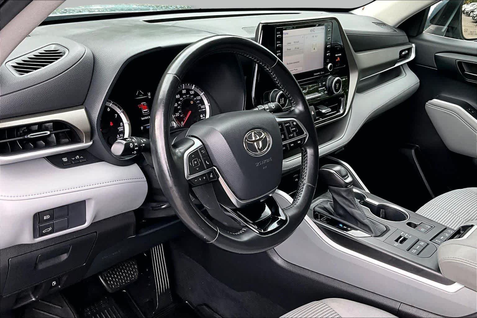 Used 2021 Toyota Highlander LE AWD/4WD image 16