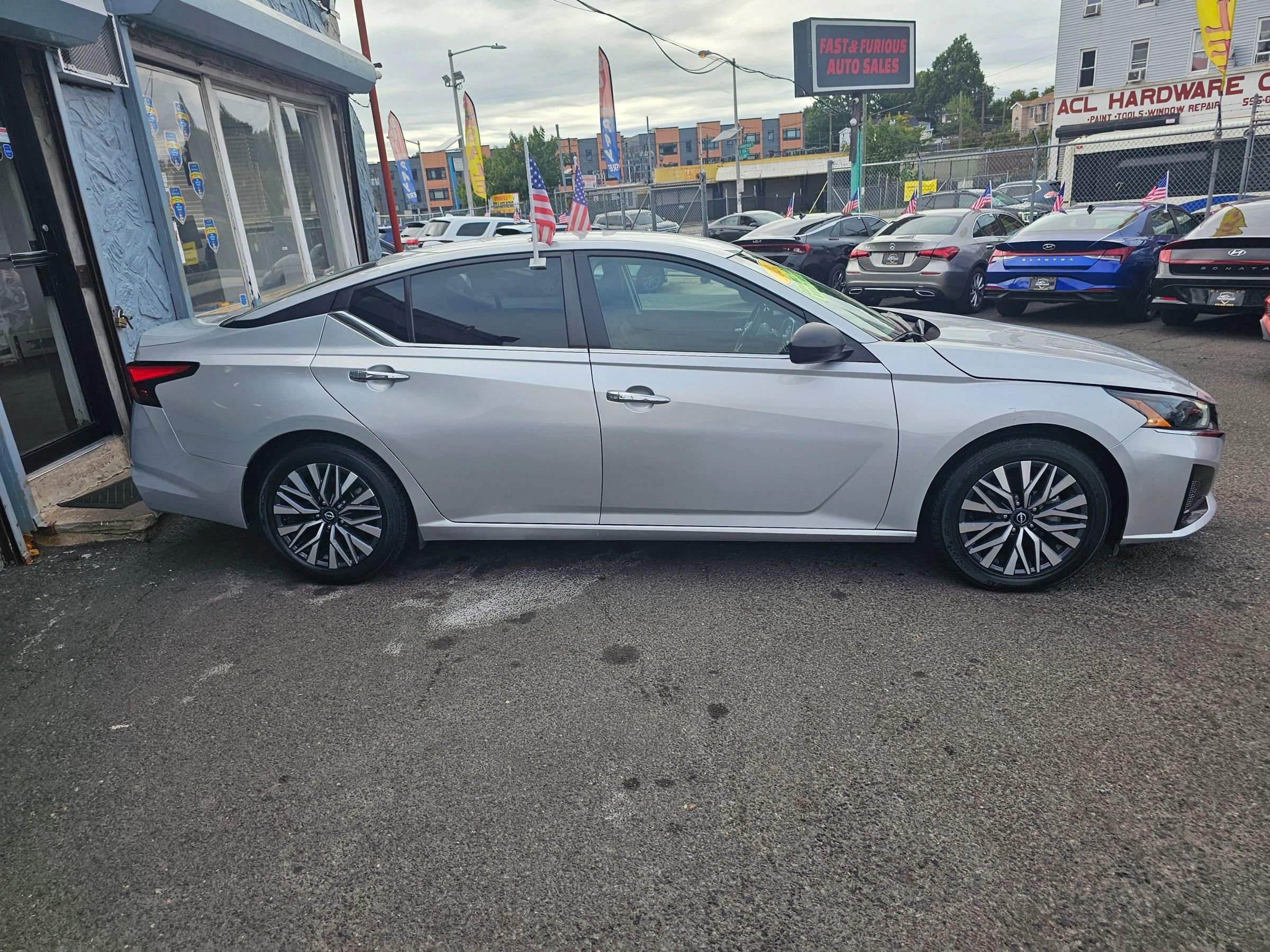 Used 2024 Nissan Altima 2.5 SV image 3