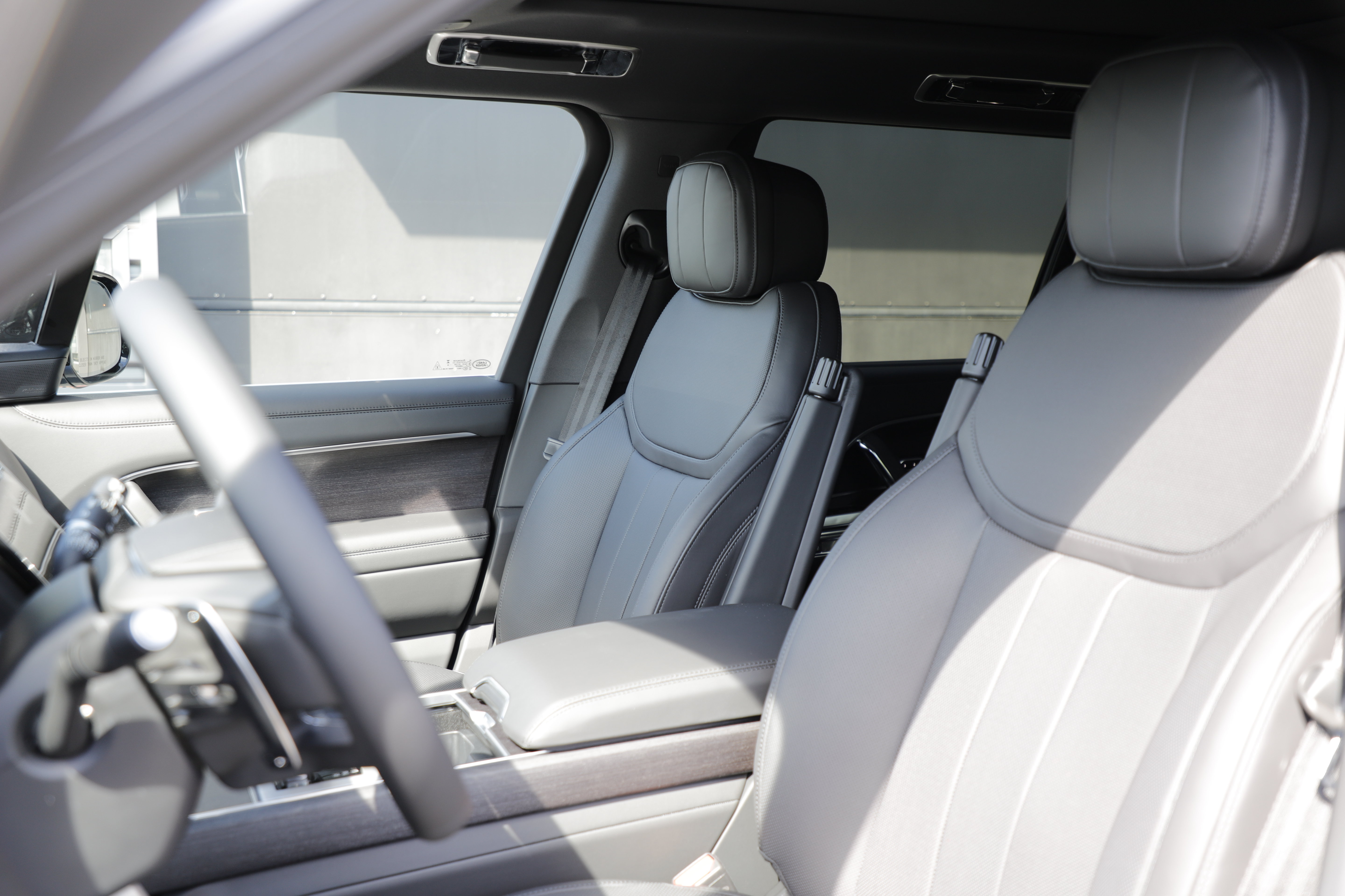New 2026 Land Rover Range Rover Long Wheelbase SE AWD/4WD image 17