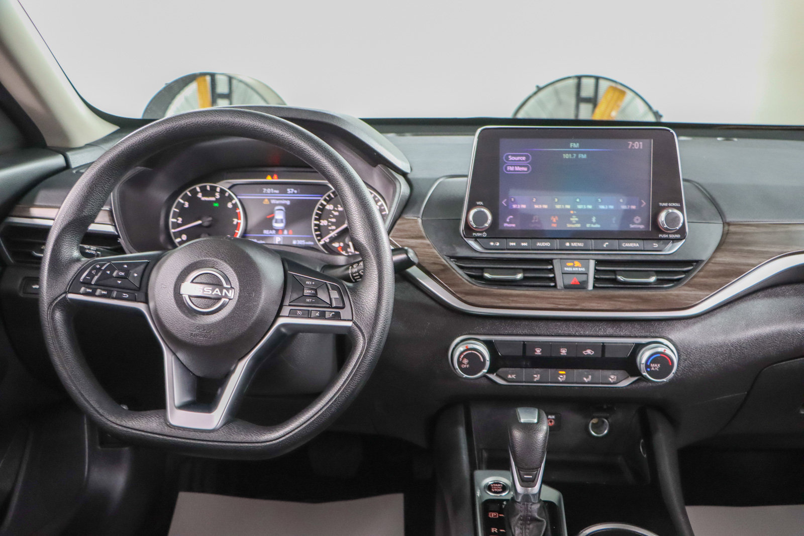 Used 2024 Nissan Altima 2.5 SV FWD image 17